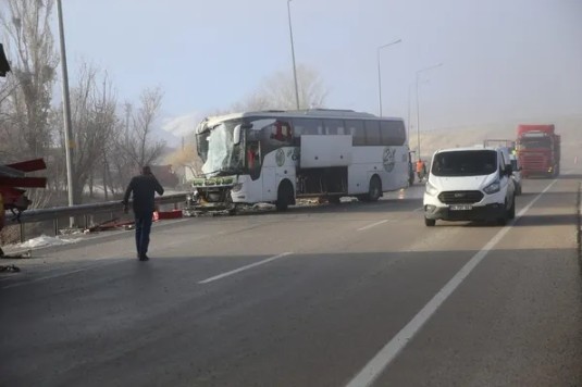 Erzurum'da yolcu otobüsü ile tır çarpıştı! Kazada 11 kişi yaralandı